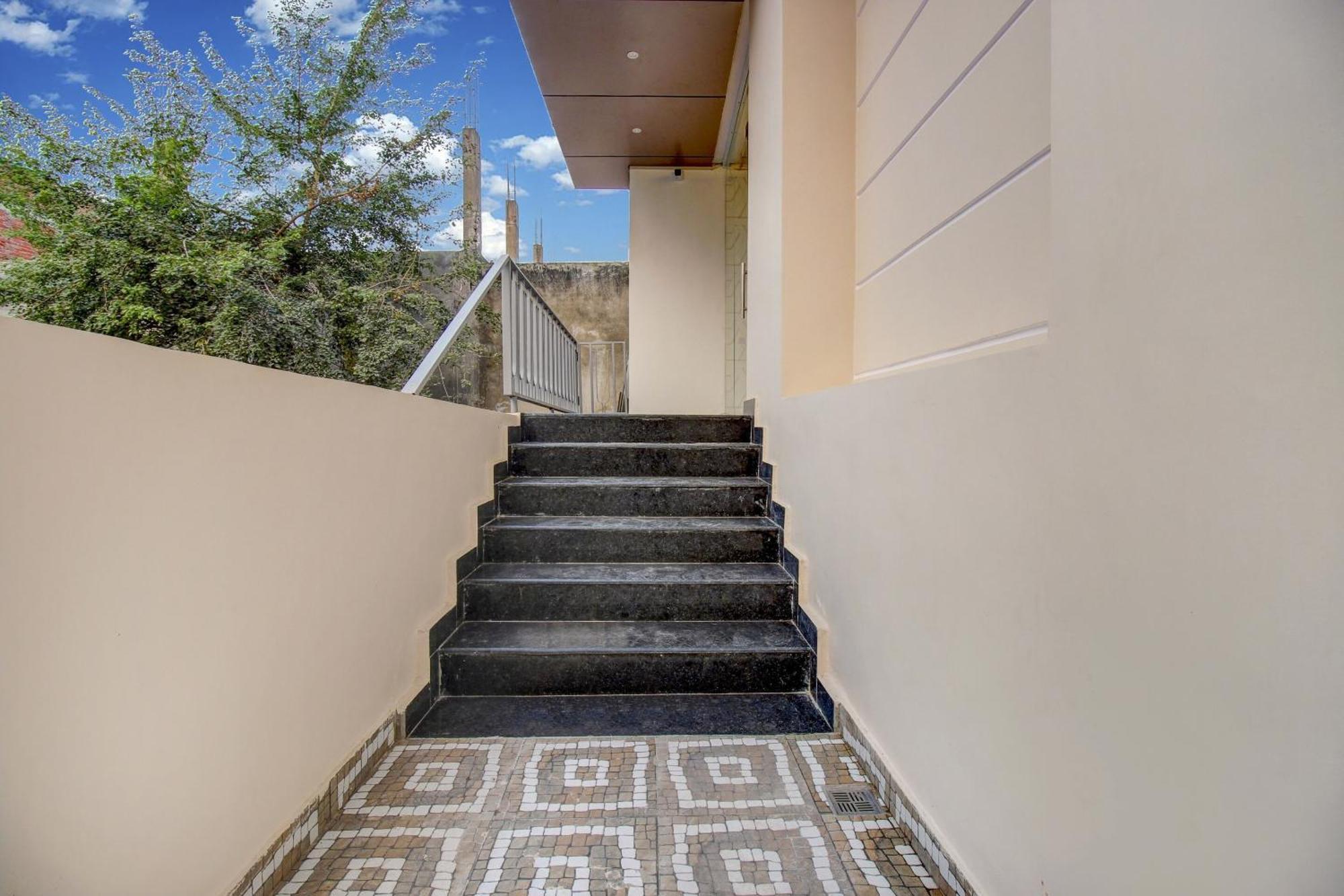 Super Townhouse Oak Aurelia Grand Hotel Lucknow Exterior photo