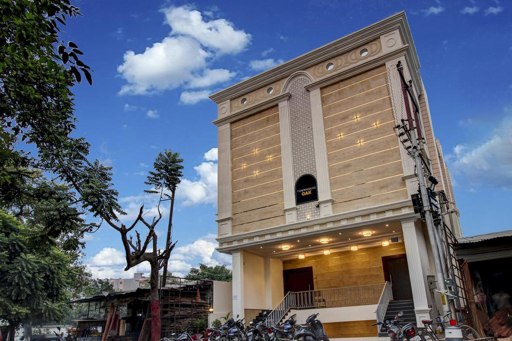 Super Townhouse Oak Aurelia Grand Hotel Lucknow Exterior photo
